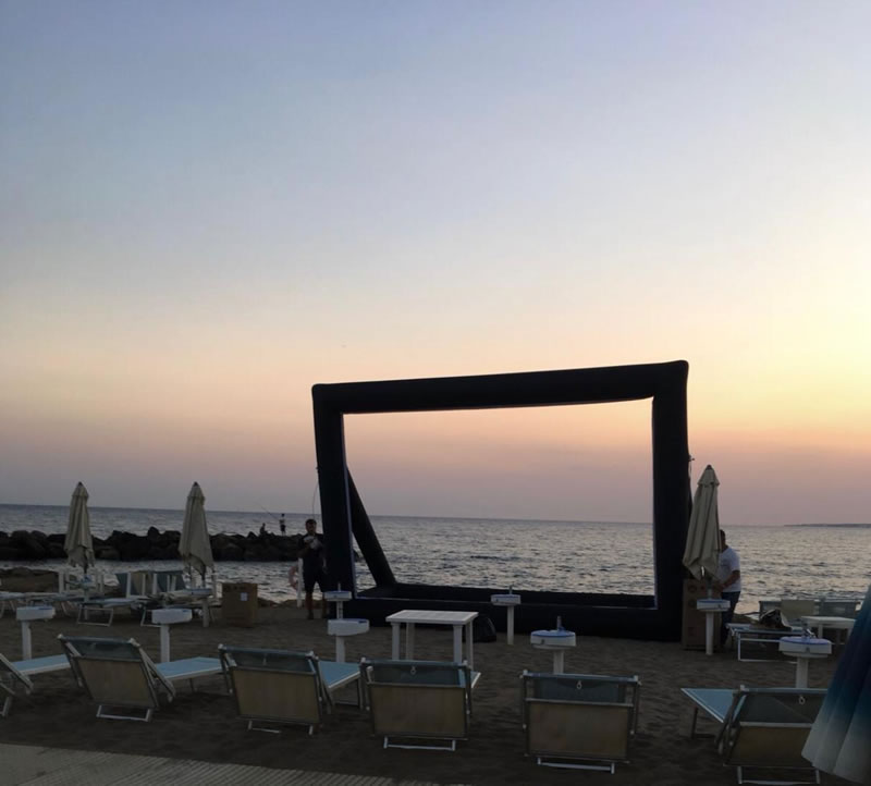 Stabilimento balneare LE 2 BAIE. Serate a tema sulla sabbia di Santa Severa.