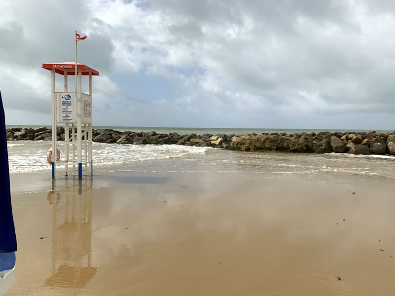 La nostra priorità la sicurezza in spiaggia. Stabilimento Balneare Le 2 Baie a Santa Severa.