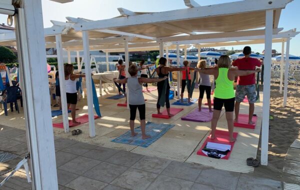 Lezione di Pilates sulla spiaggi Le 2 Baie a Santa Severa.