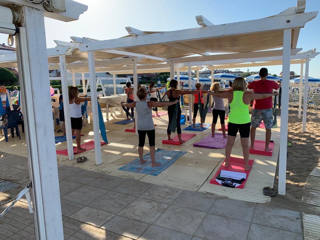 Lezione di Pilates sulla spiaggi Le 2 Baie a Santa Severa.