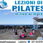 Lezioni di Pilates in riva al mare allo stabilimento balneare Le 2 Baie di Santa Severa.