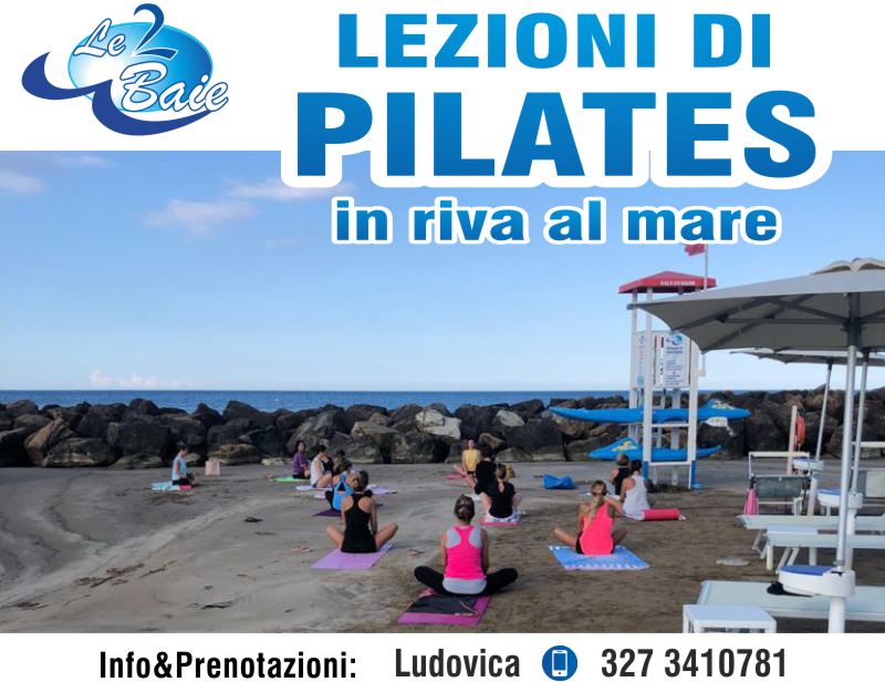 Lezioni di Pilates in riva al mare allo stabilimento balneare Le 2 Baie di Santa Severa.